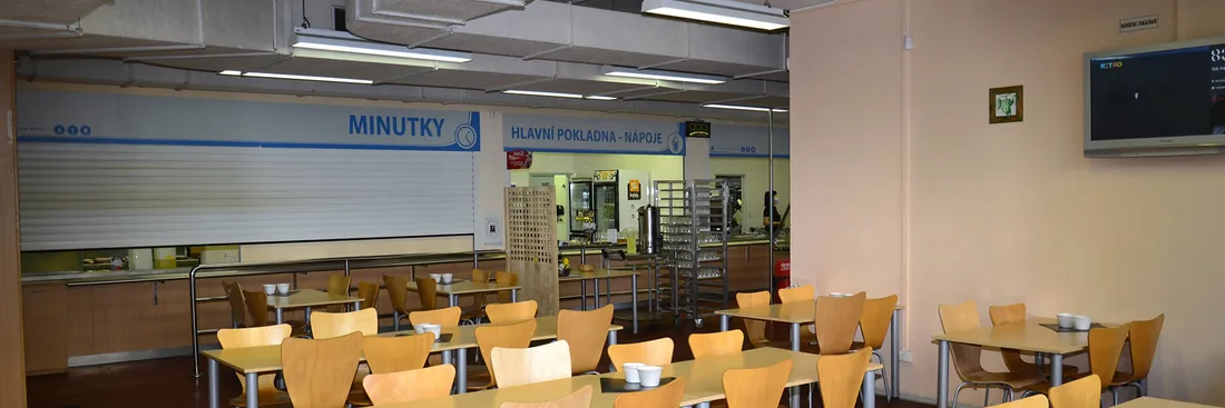 Jídelna od vchodu: cedule Minutky a Hlavní pokladna – nápoje nad pulty, světlé stoly a březové židle